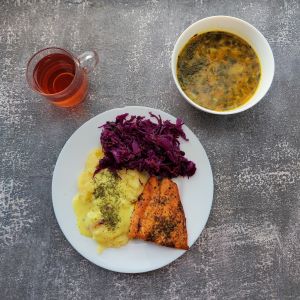 Dieta podstawowa  Zupa szpinakowa z zacierką Ziemniaki z koperkiem gotowane Łosoś pieczony z przyprawami Sos cytrynowy Surówka z kapusty czerwonej Kompot owocowy z jabłkami